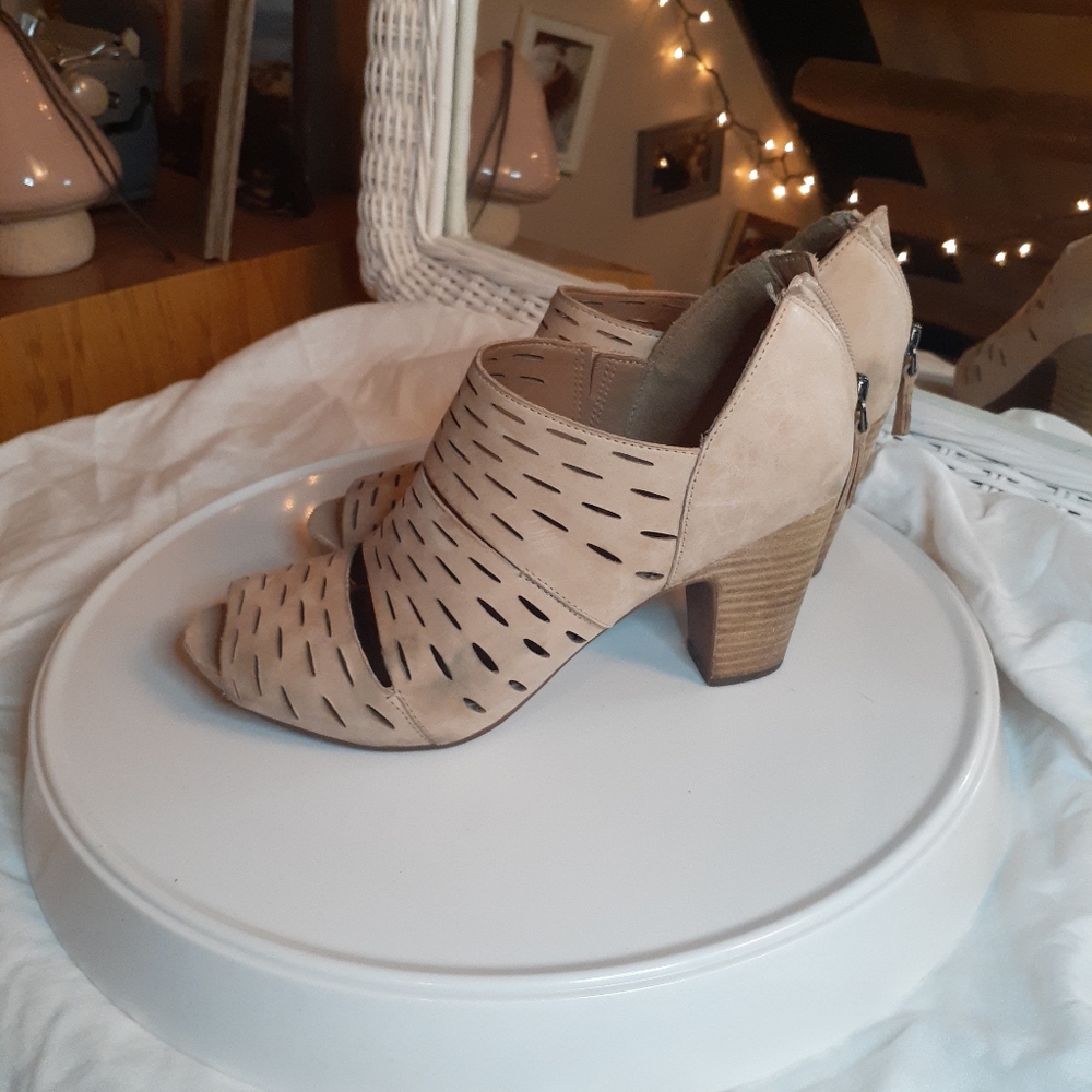 Clark's heeled booties